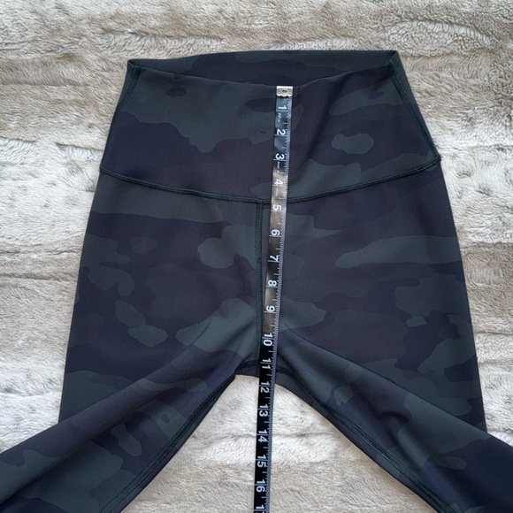 Alo Yoga High-Waist Camo Vapor Legging in Hunter Camouflage Size S - Picture 13 of 16